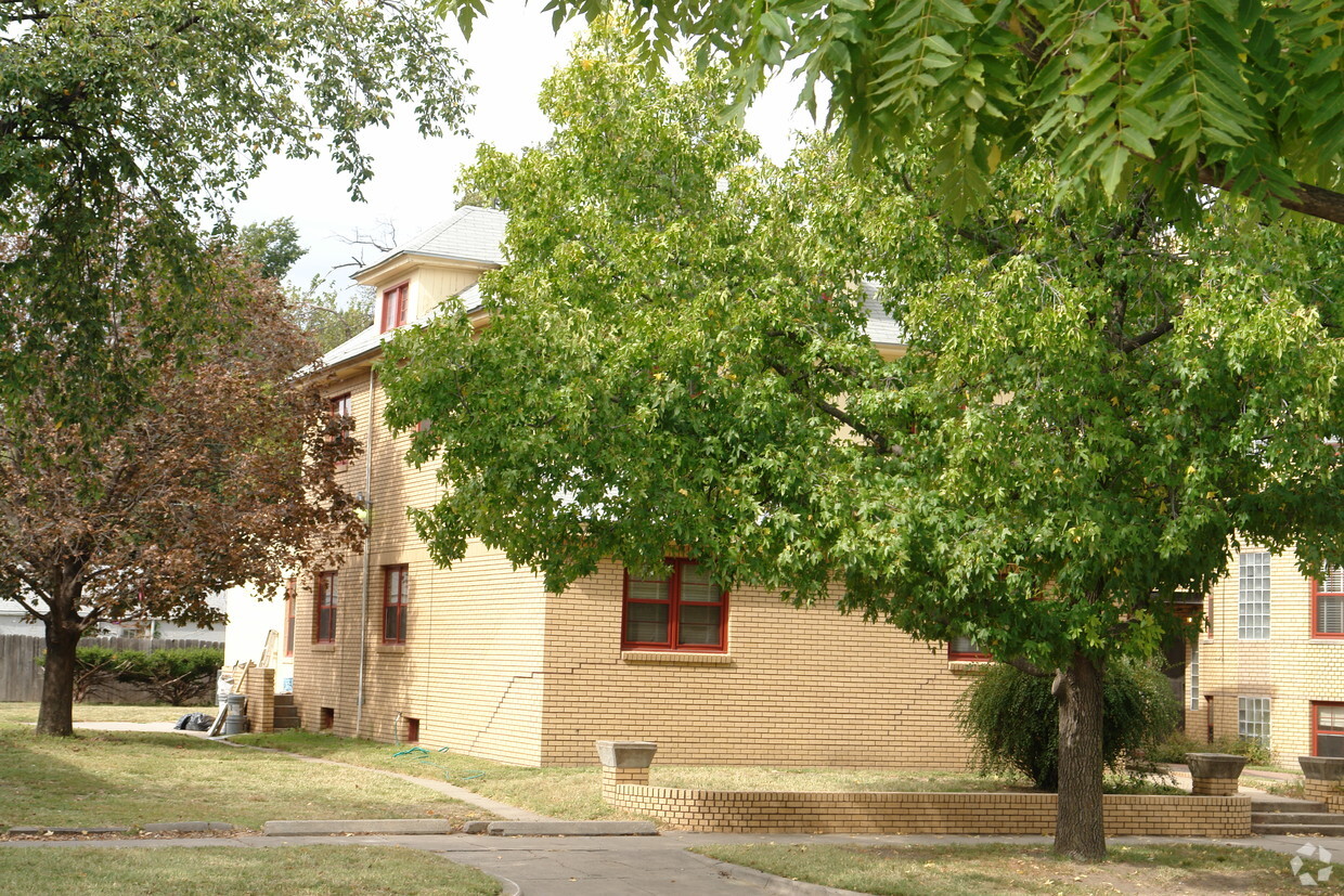 Primary Photo - 433 N Emporia St