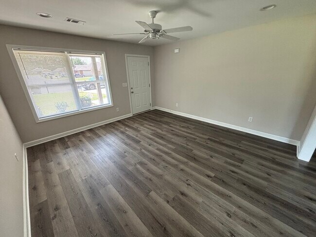 Building Photo - TUSCALOOSA TREASURE! 3BR/2BA | Stainless Steel | Covered Patio & Fenced Yard!