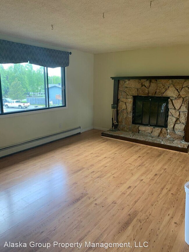 Building Photo - 5 br, 2 bath House - 13441 Venus Way