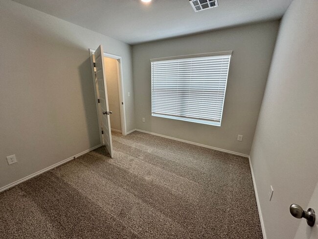 Building Photo - Move -in Special: Stunning 4-Bedroom, 2-Ba...