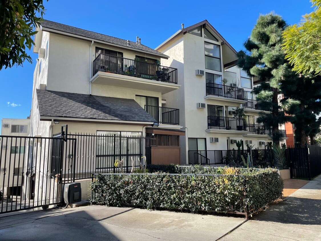 Foto principal - 8780 Shoreham Dr