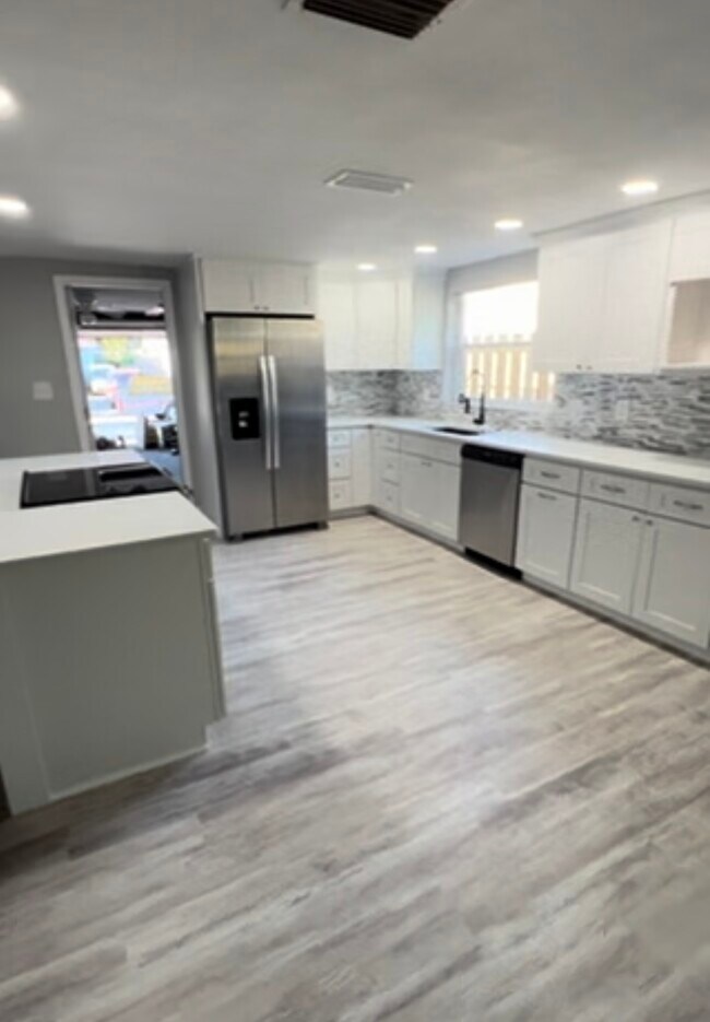 Foto del edificio - 7815 Bloomfield Dr