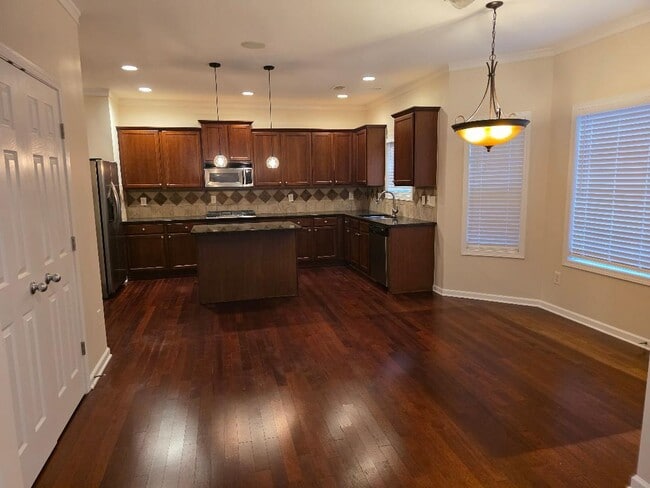 Building Photo - 2143 Somerset Pl SE