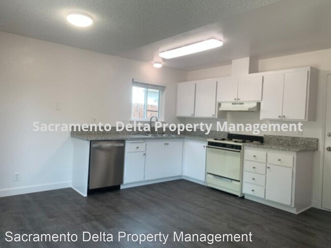 Building Photo - 3 br, 1 bath House - 9225 Castlemont Cir.