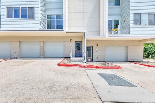 Building Photo - 604 N Bluff Dr