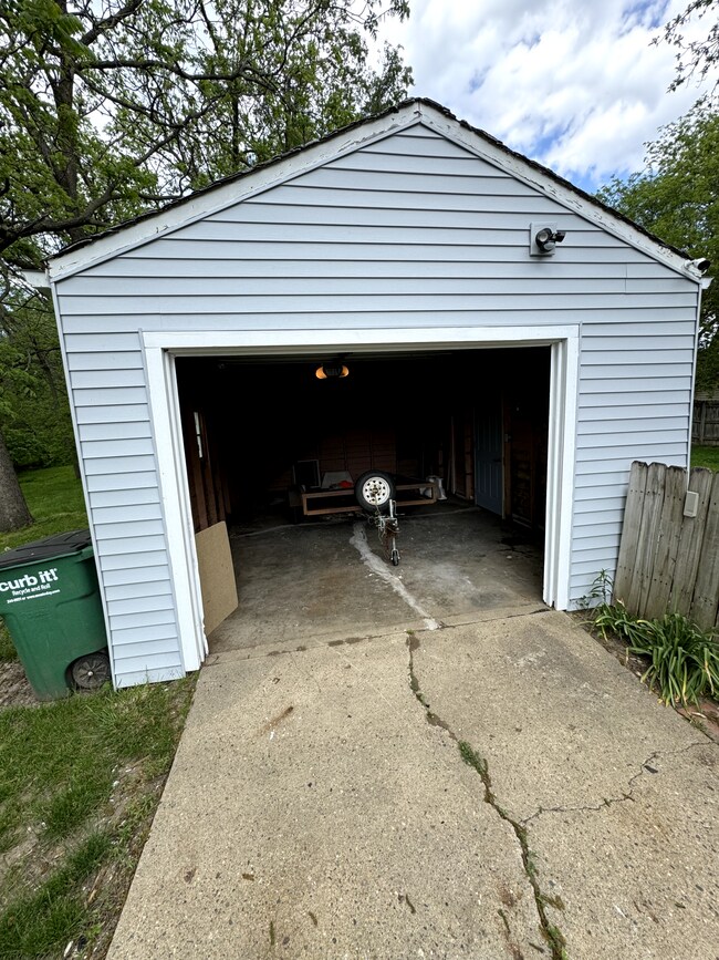 Building Photo - 6813 Urbandale Ave