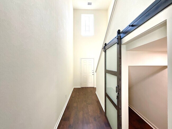 Foto del edificio - **APPLICATION RECEIVED** Move-In Ready 6-Bedroom with Fenced Yard and Amazing Amenities!