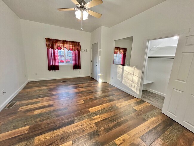 Foto del edificio - Spacious Fully Remodeled Ground Floor Duplex!