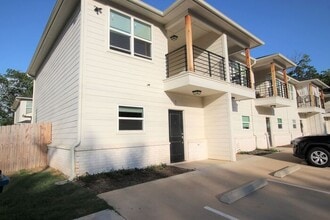 Building Photo - 307 N Henry St