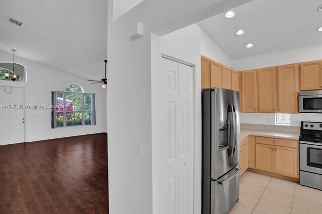 Foto del edificio - 6553 Spring Meadow Dr