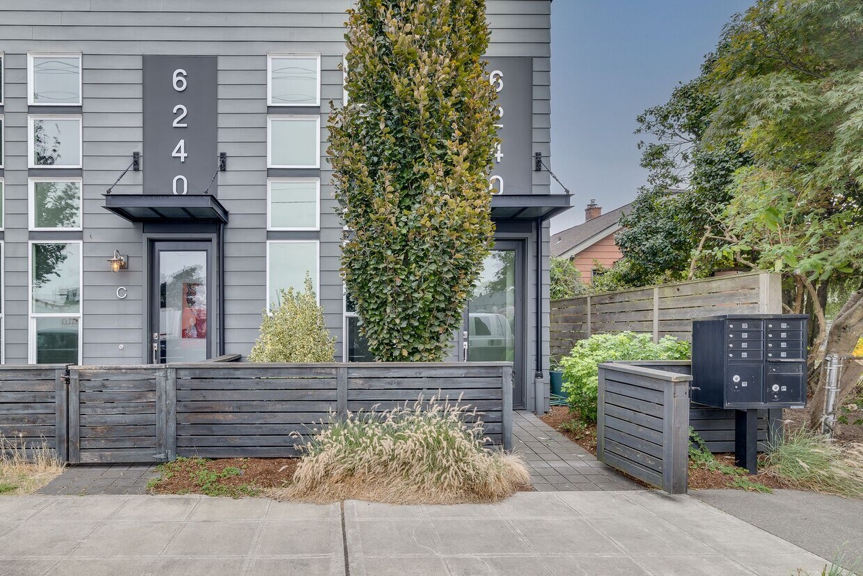 Foto principal - 2 bedroom open lay out townhome in Georget...