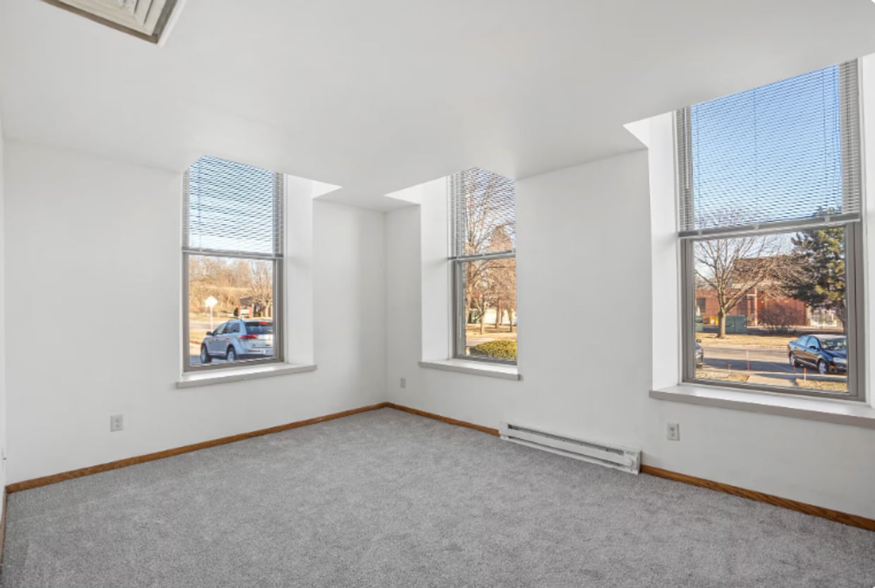 Building Photo - 2 Bedroom/Historic Riverfront Living with ...