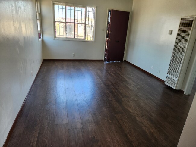 Building Photo - 1158 W 105th St