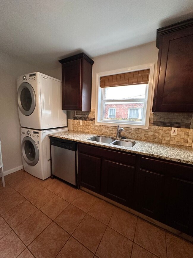 Building Photo - Cozy 2 Bed/1 Bath Single Family Home in Ea...