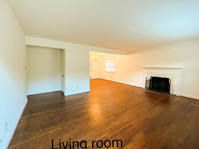 Building Photo - 50's Rambler with 5 BR & 3 BA in One of th...