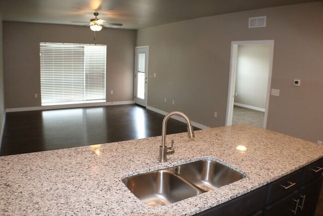 Foto del edificio - $1,595 | 2 Bedroom, 2 Bathroom Condo | Pet...