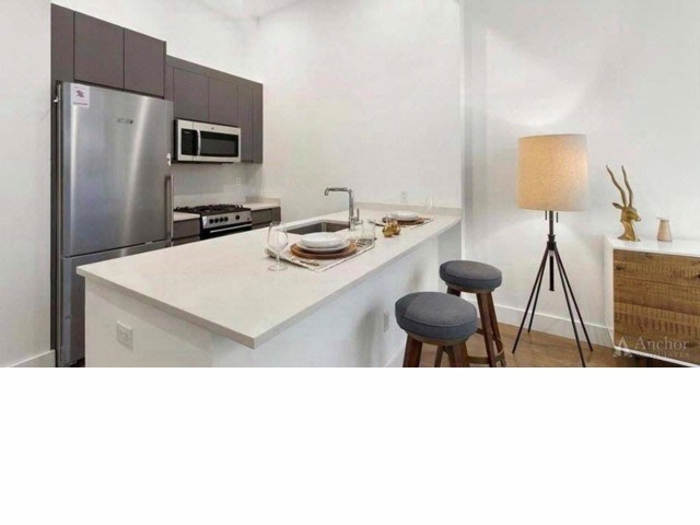 Foto del edificio - 321 W 37th St