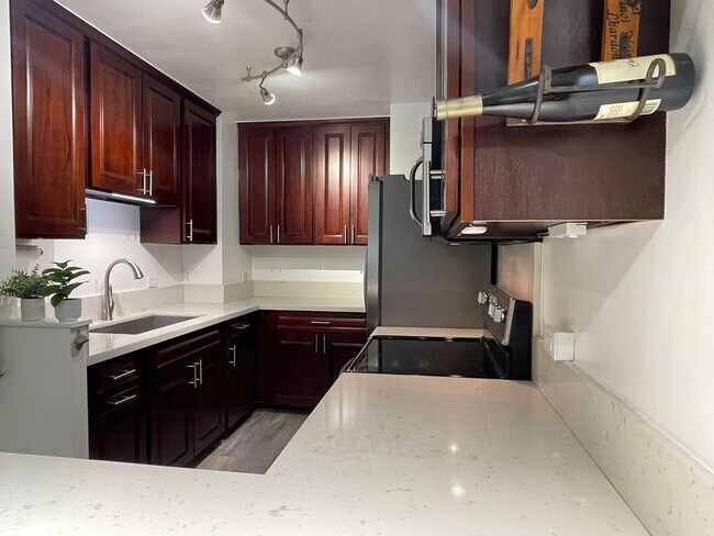 Foto del edificio - Partly Furnished 2-bedroom, 2-bath condo a...