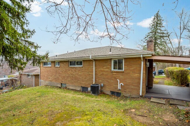 Foto del edificio - READY FOR MAY 15TH!! STUNNING & UPDATED 3-BEDROOM IN WHITE OAK!