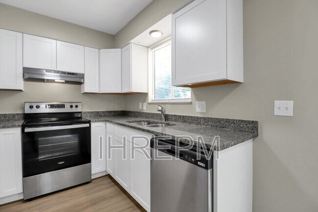 Building Photo - 5087 Holbrook Dr
