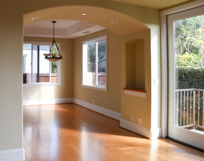 Dining Area - 2212 Marshallfield Ln