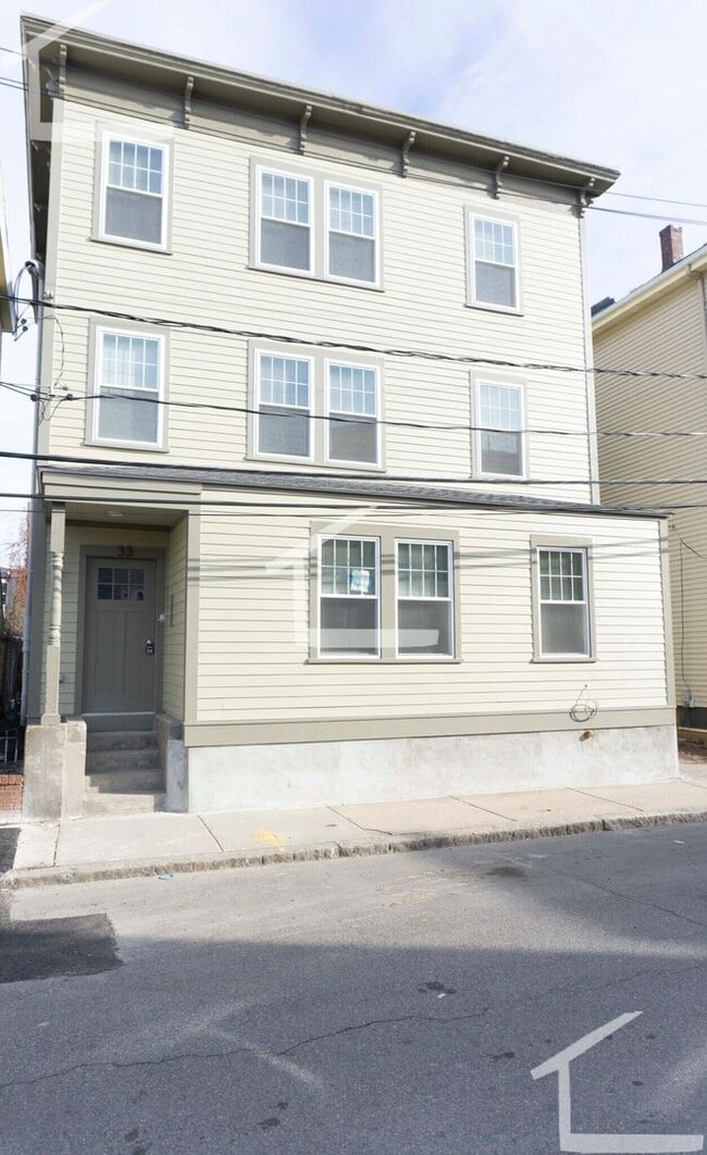 Building Photo - Spacious 3 Bed Now Available