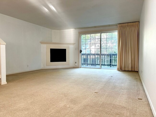 Foto del edificio - Beautiful Three Bedroom Townhome