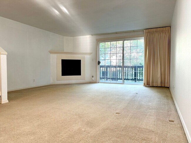 Building Photo - Beautiful Three Bedroom Townhome