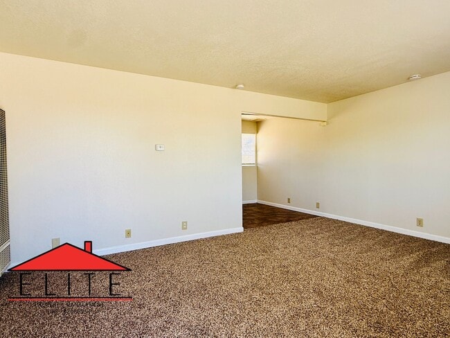 Building Photo - AVAILABLE NOW!!