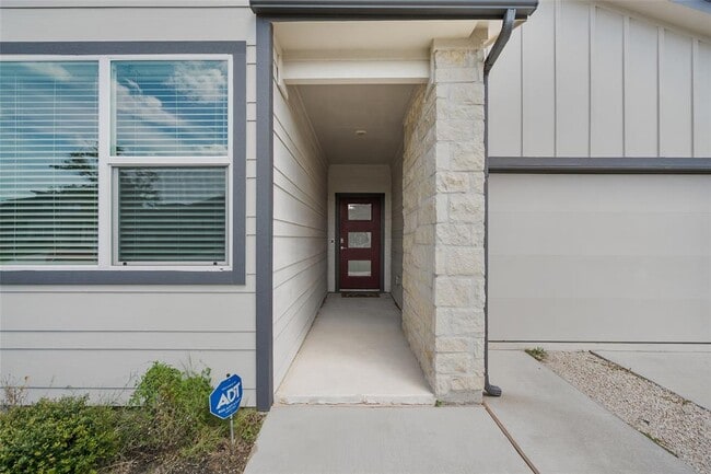 Building Photo - 13821 Zuhause Dr