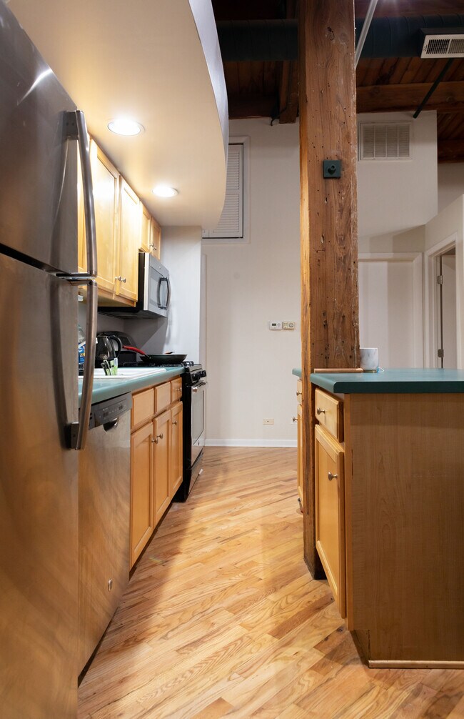 Building Photo - 2222 W Diversey Ave