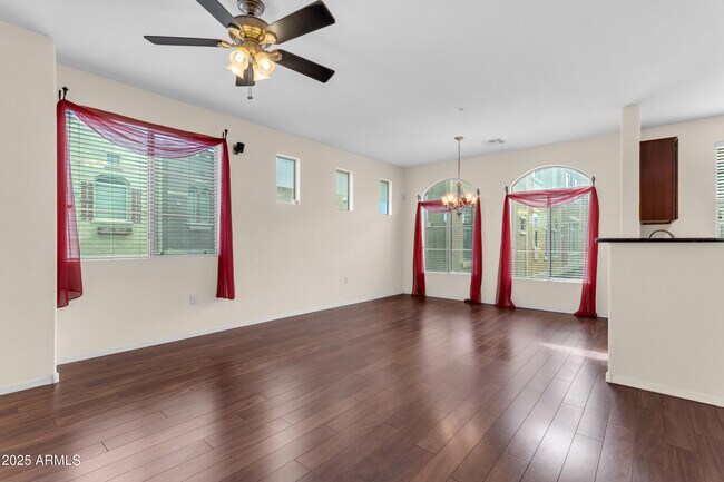 Foto del edificio - 240 W Juniper Ave