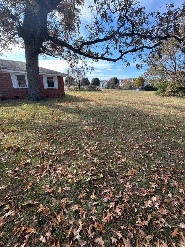 Foto del edificio - "Charming 4-Bedroom Home in Jonesboro with Cozy Fireplace & Gleaming Hardwood Floors!"