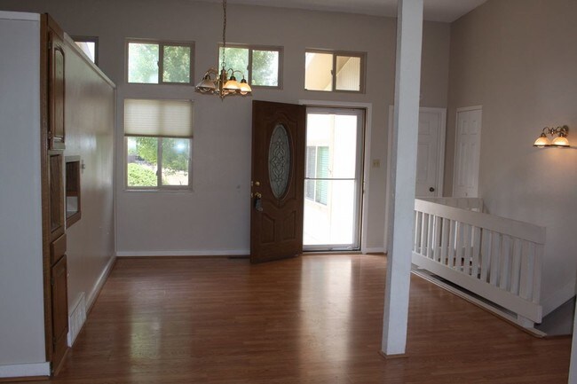 Building Photo - 5 Bedroom / 3 Bath Ranch with A/C