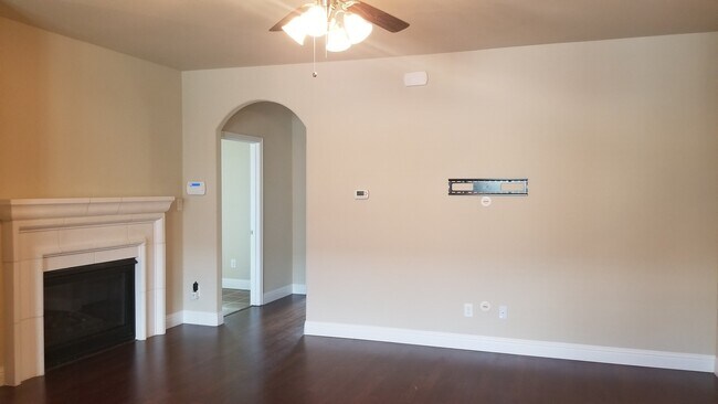 Building Photo - Venice Dr 2650 #4