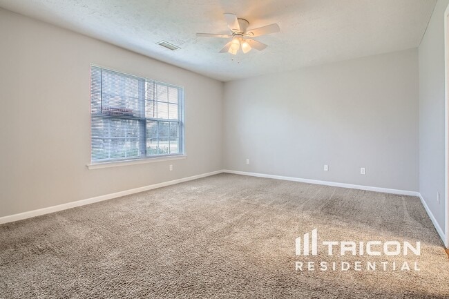 Building Photo - 128 Royal Garden Dr