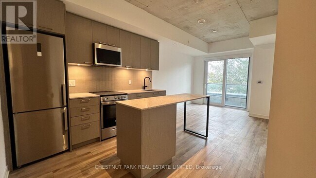 Photo du bâtiment - 1808-1808 St Clair Ave W