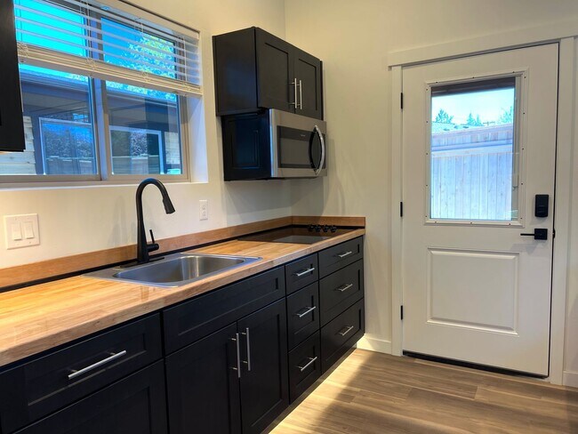 Foto del edificio - Newly Built! 1 Bed, 1 Bath Home with a ful...