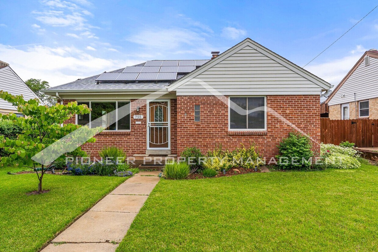 Primary Photo - Single Family Home with a 1 Car Garage!