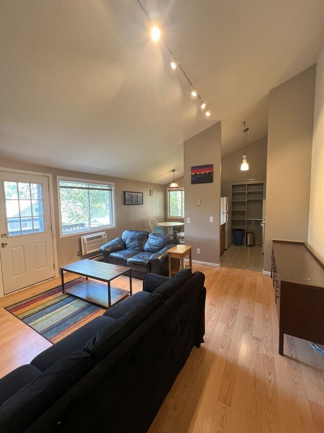 Foto principal - 1230 E Dayton St