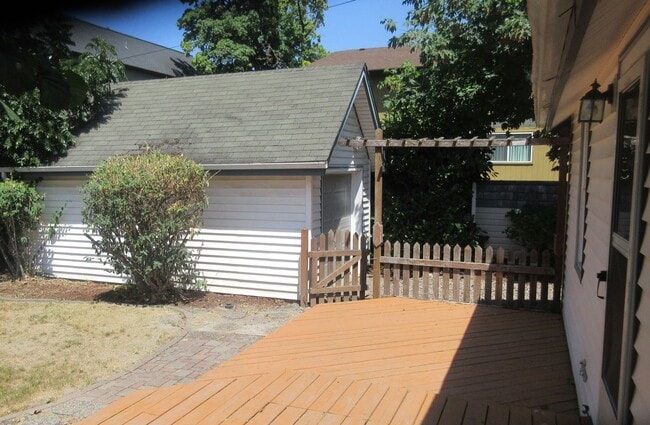 Building Photo - (936) 18th Street Home - 3 Bedroom / 2 Bat...