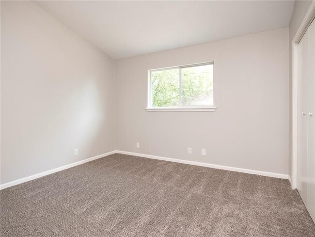 Building Photo - 2526 Glen Springs Way