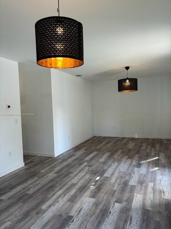 Building Photo - 127 NE 184th Terrace