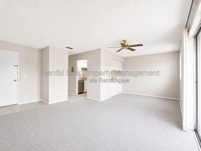 Foto del edificio - 2709 Hidden Lake Blvd