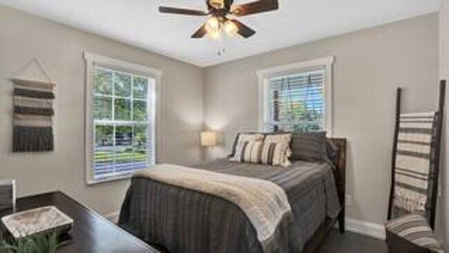 Building Photo - FULLY-FURNISHED ADORABLE COTTAGE-STYLE HOME