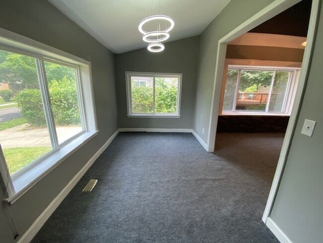 Building Photo - 551 Noah Ave