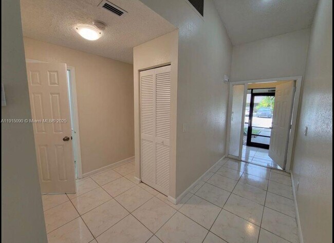 Foto del edificio - 9336 Ketay Cir