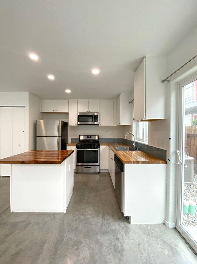 Building Photo - Stylish Midtown Duplex