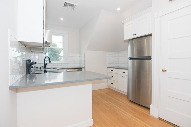 Foto del edificio - HOT ALLSTON LISTING!!!!