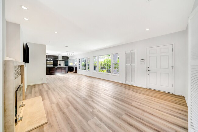 Foto del edificio - 3743 Goodland Ave